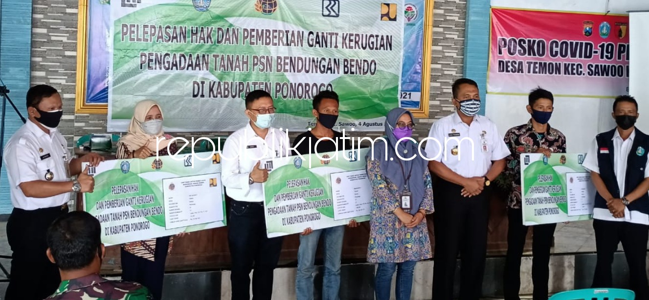 PEMBAYARAN - Sebanyak 30 warga menerima uang ganti rugi pembangunan Bendungan Bendo bertempat di Balai Desa Temon, Kecamatan Sawoo, Ponorogo, Rabu (04/08/2021).