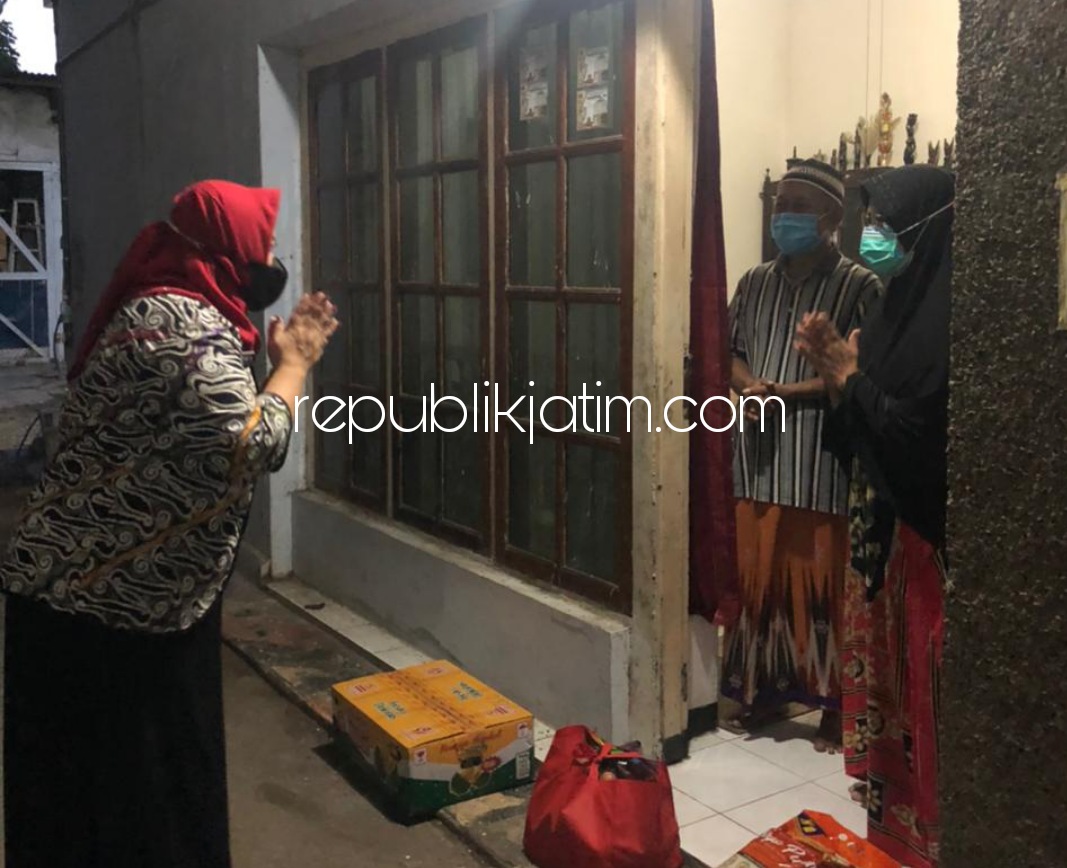 PEDULI - Dari depan pintu Wabup Ponorogo Lisdyarita menjenguk dan memberi bantuan sembako wartawati Ponorogo yang terpapar Covid-19, Siti Noor Aini, Kamis (05/08/2021) malam. 