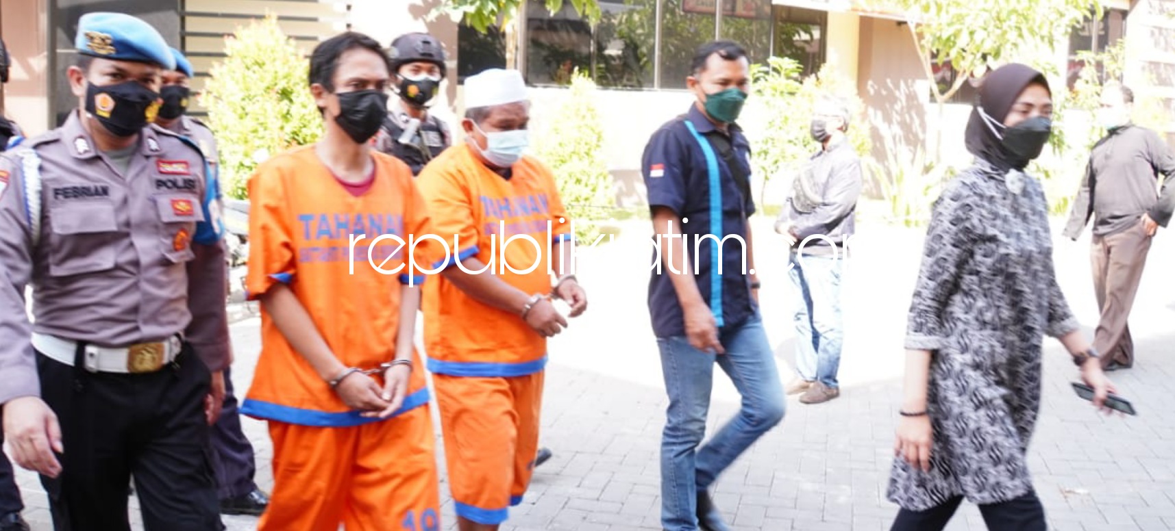 PENGEDAR - Petugas Satuan Resnarkoba Polresta Sidoarjo menangkap dua pengedar sabu-sabu yang sudah beroperasi 11 kali dan 3 kali di Sidoarjo dan Surabaya beserta barang buktinya, Jumat (06/08/2021).