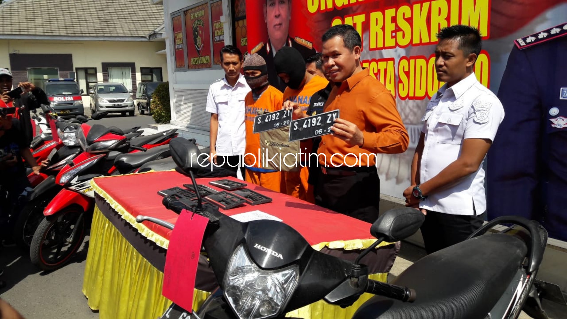 KOMPLOTAN - Tim Satuan Reskim, Polresta Sidoarjo meringkus dua komplotan penggelapan dan penada motor dan mobil curian, Aris Tri Rahmanto (33) dan Rico DA (27) bersama barang buktinya 9 motor dan 2 mobil, Rabu (07/08/2019).