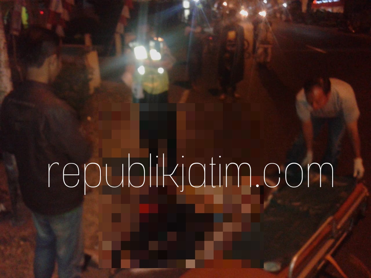 TEWAS - Diduga mengantuk bikers, Suyadi (37) warga Desa Wates Tanjung, Kecamatan Wringinanom, Gresik yang menabrak tiang listrik di JL Raya KH Dewantoro, Krian, Sidoarjo, Selasa (07/08/2018) dini hari.