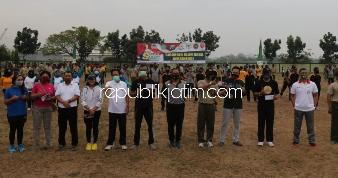 BERSAMA - Forum Koordinasi Pimpinan Daerah (Forkopimda) Sidoarjo menggelar olahraga bersama dalam rangka Sidoarjo Siap 24 Jam Tahap V di lapangan Kodim 0816 Sidoarjo, Jumat (07/08/2020).