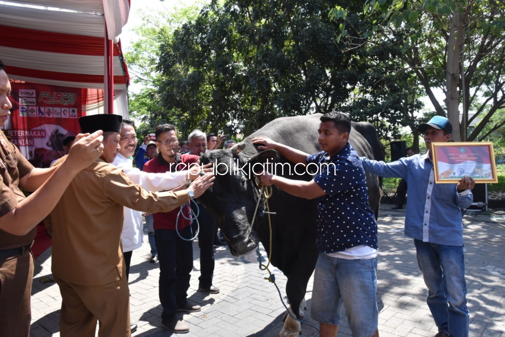 KONTES - Bupati Sidoarjo, Saiful Ilah menyerahkan piagam kepada pemenang kontes hewan ternak yang digelar di Puspa Agro, Desa Jemundo, Kecamatan Taman, Sidoarjo, Rabu (07/08/2019).