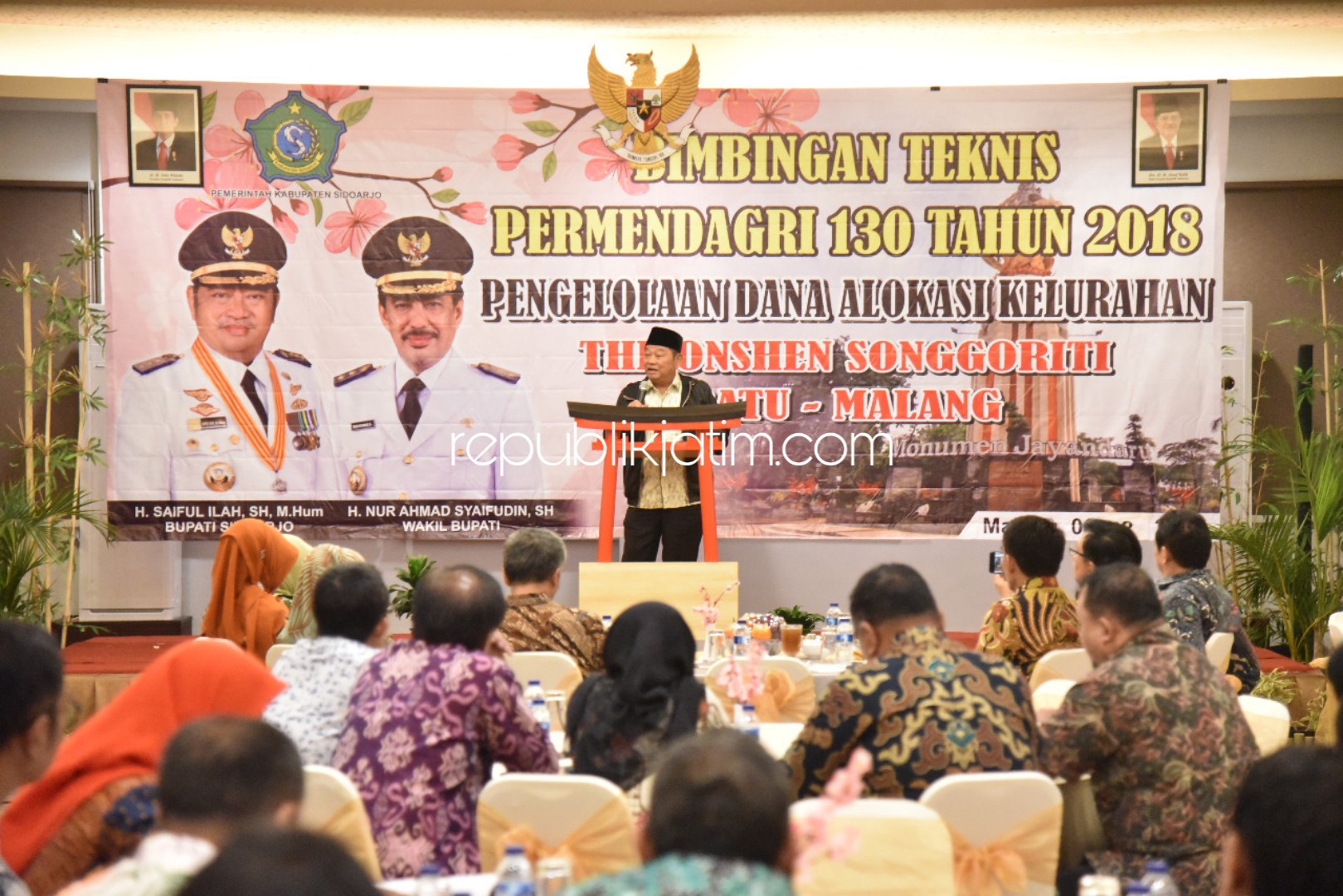 PENGARAHAN - Bupati Sidoarjo, Saiful Ilah memberi pengarahan kepada 120 peserta Bimtek DAUT Kelurahan dan Permendagri Nomor 130 Tahun 2018 tentan Pengelolaan Dana Alokasi Kelurahan di The Onsen Batu, Selasa (06/08/2019) malam.