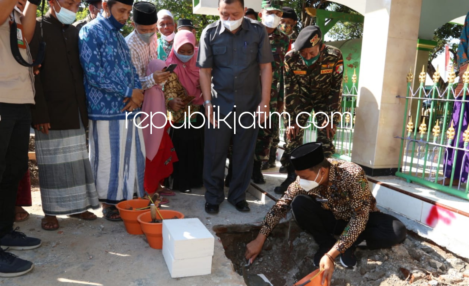 PELETAKAN - Bupati Sidoarjo, Ahmad Muhdlor Ali dan KH Abdul Wahid Harun Putat, Tanggulangin meletakkan batu pertama pembangunan Masjid Sabilul Abidin Desa Gampang, Kecamatan Prambon yang direnovasi lebih modern, Sabtu (07/08/2021). 