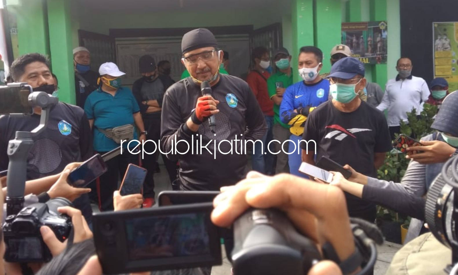 PENJELASAN - Bupati Ponorogo, Ipong Muchlissoni memberi penjelasan penambahan pasien positif dan sembuh dari Covid-19.