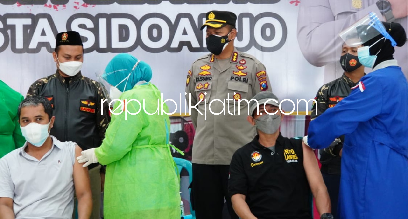 VAKSIN - Ratusan netizen Sidoarjo menjalani vaksin dosis kedua di Aula Polresta Sidoarjo, Minggu (08/08/2021). 