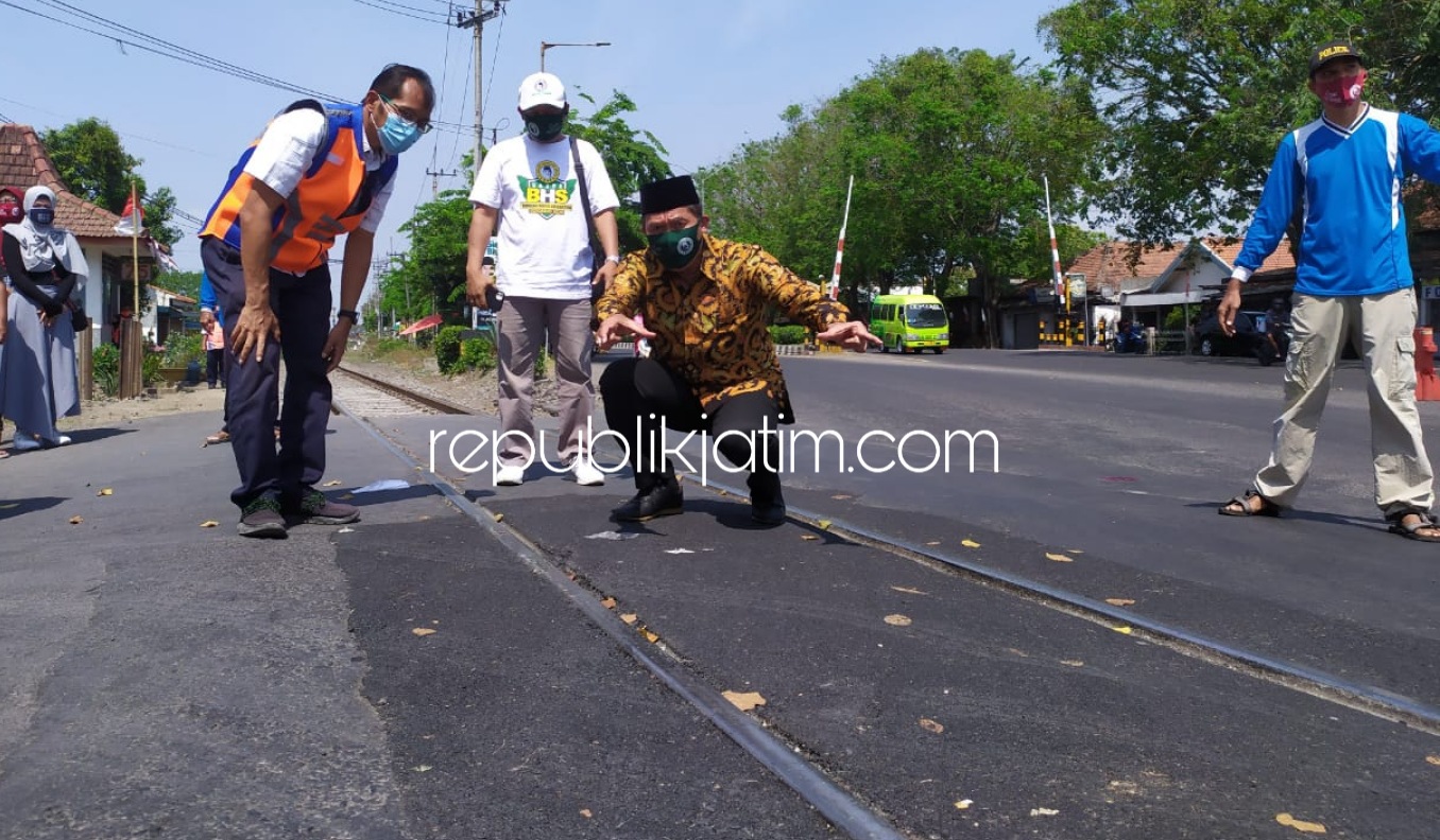 PERBAIKAN - Bacabup Bambang Haryo Soekartono (BHS) didampingi Waka Daop 8 Surabaya, Dicky Eka Priandana menunjukkan perbaikan lintasan sebidang KA Kalitengah, Tanggulangin yang baru diperbaiki disaksikan warga yang menjadi korban, Sabtu (08/08/2020).
