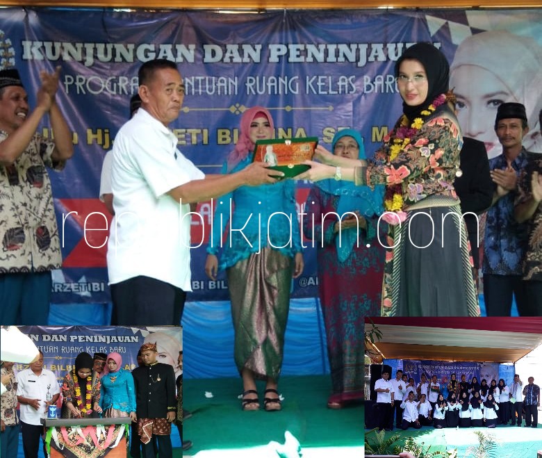 SIMBOLIS - Anggota Komisi X DPR RI, Arzeti Bilbina menyerahkan bantuan dan meninjau Ruang Kelas Baru (RKB) secara simbolis kepada Kepala SMA Islam Sidoarjo, Ilyas, Rabu (08/08/2018).