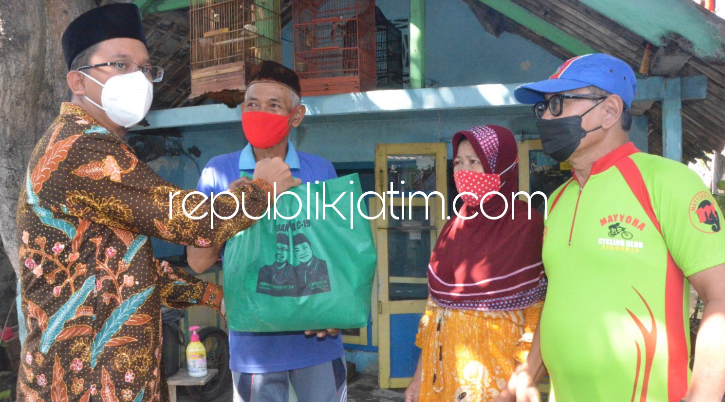 BANTUAN - Bupati Sidoarjo, Ahmad Muhdlor Ali (Gus Muhdlor) menyerahkan bantuan kepada warga Desa Rangkahkidul, Kecamatan Sidoarjo yang menjalan isolasi mandiri didampingi Kades Rangkahkidul, Minggu (08/08/2021).