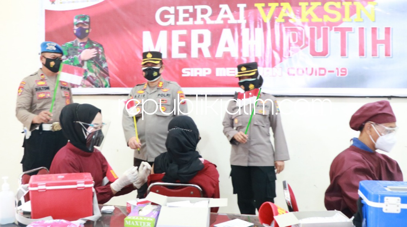 MAHASISWA - Untuk menekan penyebaran Covid-19 di lingkungan kampus, Polres Ponorogo mulai menyasar peserta vaksin dari kalangan mahasiswa Ponorogo, Minggu (08/08/2021).