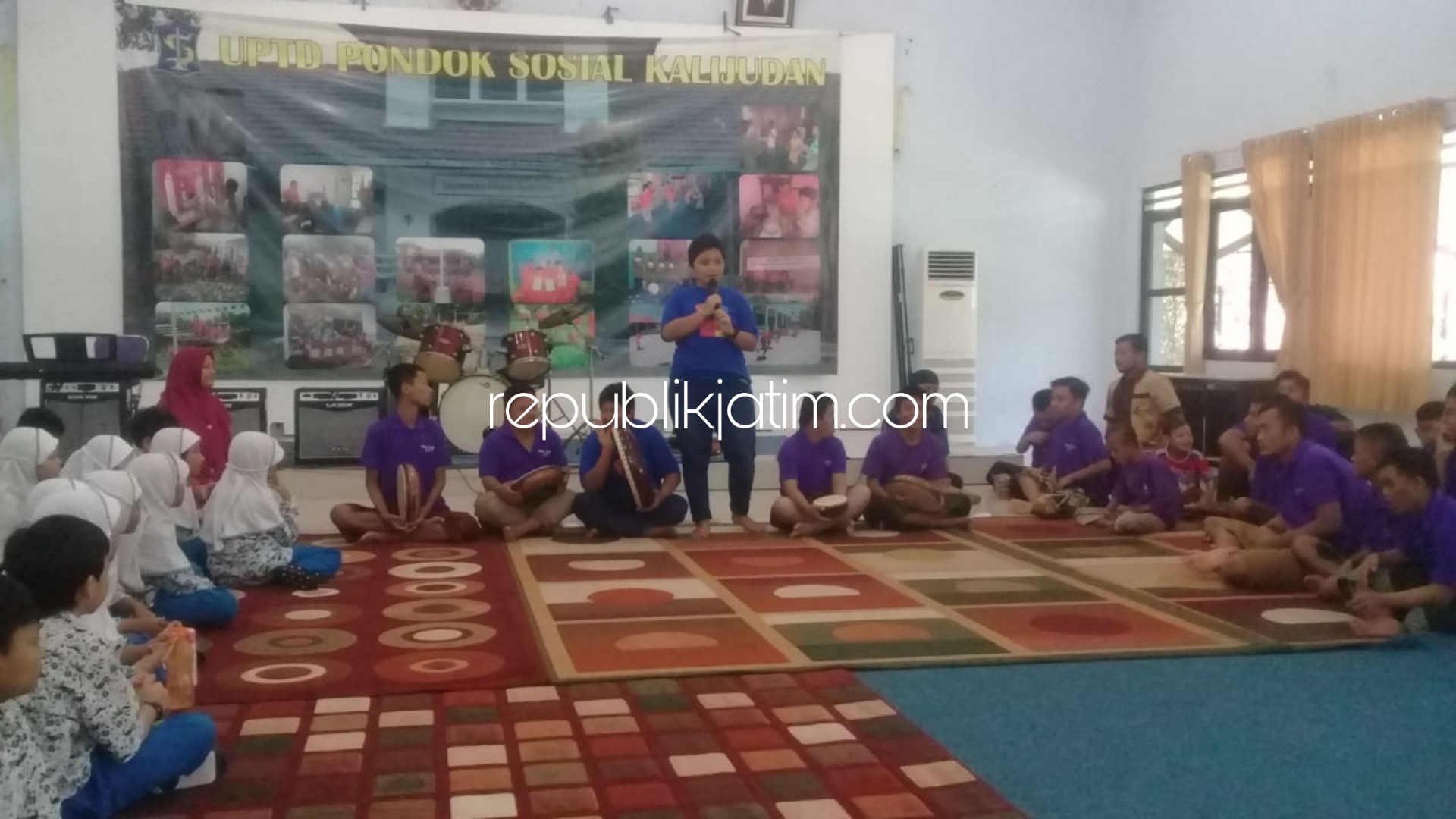 BERBAGI - Sejumlah siswa kelas IV SD Al Muslim mengunjungi di UPTD Kampung Anak Negeri (KANRI) Villa Kalijudan XV Nomor 2 – 4 Surabaya untuk berbagi, Kamis (08/08/2019).