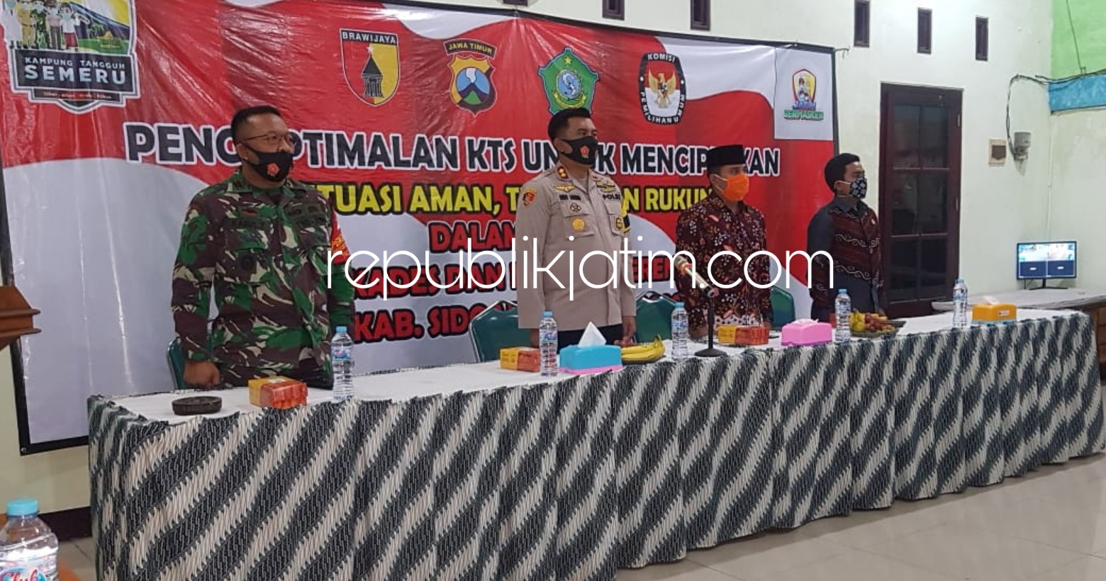 OPTIMALISASI - Kegiatan optimalisasi Kampung Tangguh Semeru dengan dialog bersama Forkopimka, tokoh masyarakat, tokoh agama, para calon kepala desa dan panitia Pilkades di Balai Desa Tambaksawah, Kecamatan Waru, Sidoarjo Jumat (07/08/2020) malam. 