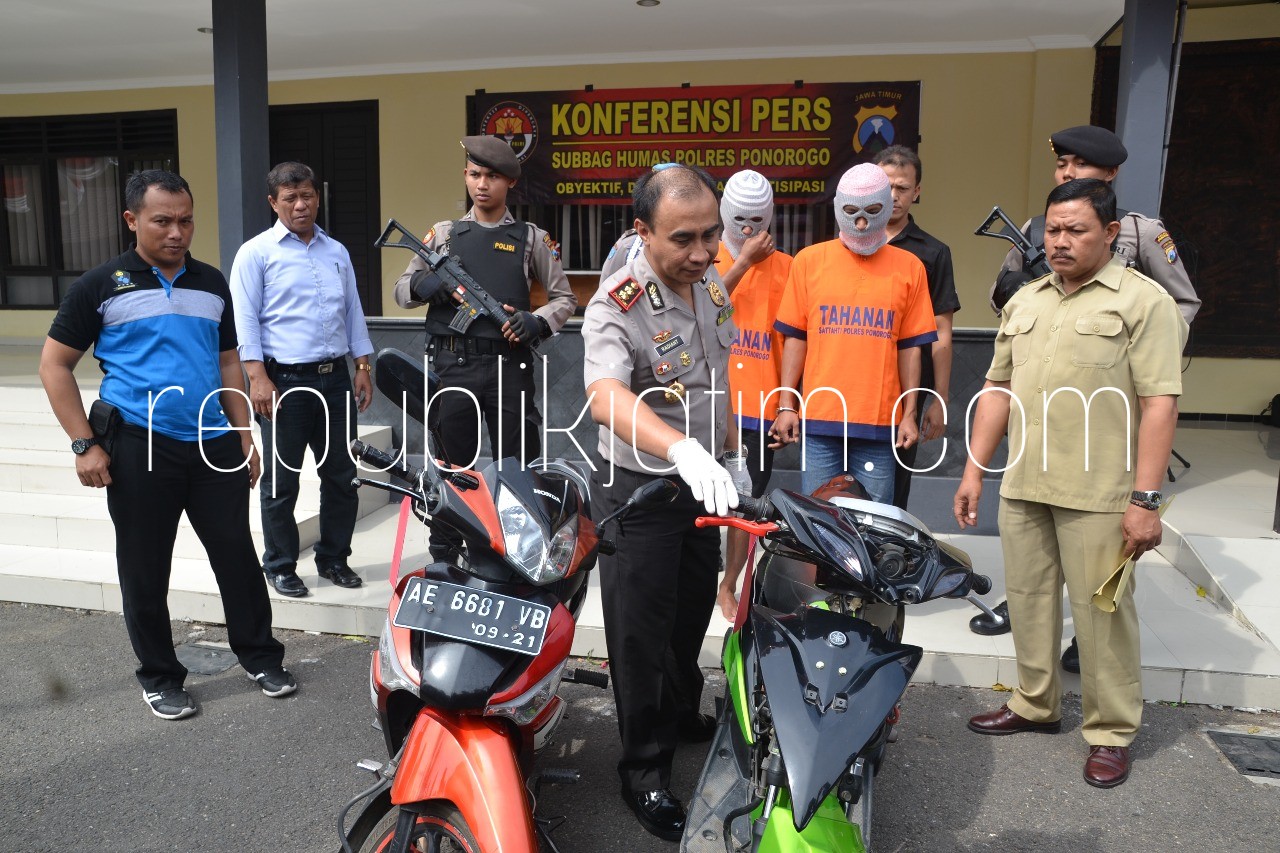 KOMPAK - Dua pemuda kembar, Ricky Dwi Saputra (23) dan Richa Eka Saputra (23) kompak mencuri motor Yamaha Xeon dijebloskan tahanan Polres Ponorogo, Rabu (08/08/2018).