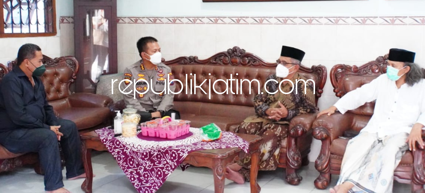 SILATURRAHMI - Kapolresta Sidoarjo Kombes Pol Kusumo Wahyu Bintoro bersama PJU bersilaturahmi ke Rois Syuriah Nahdlatul Ulama Sidoarjo KH Ahmad Rofiq Siradj, di Desa Kedungcangkring, Kecamatan Jabon, Sidoarjo, Sabtu (07/08/2021).