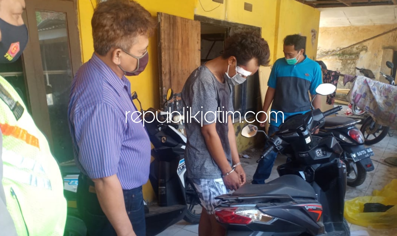 BABAK BELUR - Tersangka pencurian motor, Fatlhurozi Yudik warga Kelurahan Semolowaru, Kecamatan Sukolilo, Surabaya babak belur usai dihajar warga dijebloskan dalam tahanan Polsek Waru, Sabtu (08/08/2020).