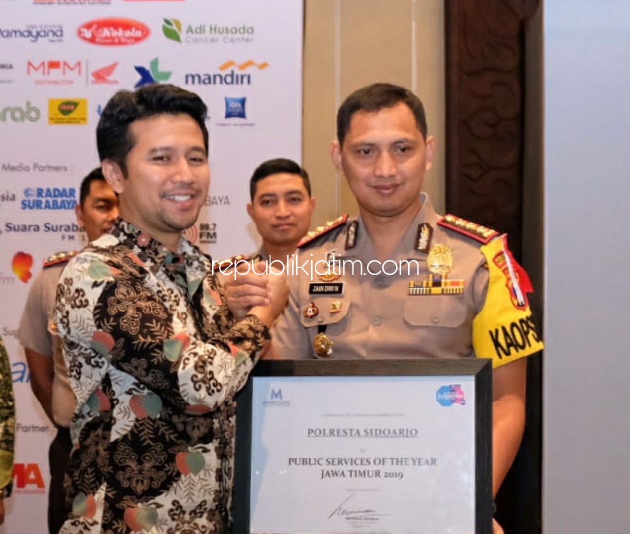 PENGHARGAAN - Kapolresta Sidoarjo, Kombes Pol Zain Dwi Nugroho menerima penghargaan Public Service Of The Year Provinsi Jawa Timur 2019 yang diberikan Wagub Jatim, Emil Dardak Elistianto di Shangrila Hotel Surabaya, Kamis (08/08/2019).