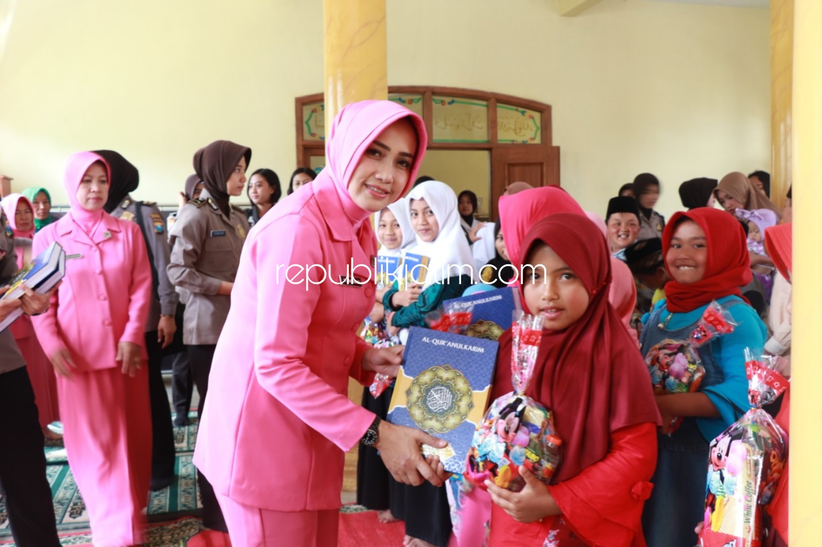 SANTUNAN - Bhayangkari Polres Ponorogo menggelar bakti sosial dengan pemberian langsung ratusan paket sembako kepada warga dua desa di Kecamatan Pudak, Ponorogo, Kamis (08/08/2019).