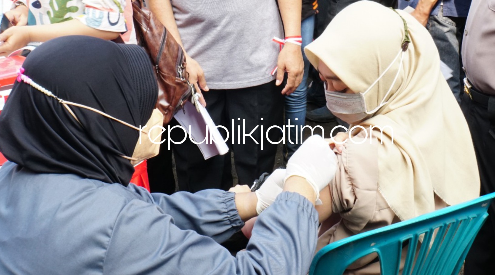 VAKSIN - Vaksinasi 1.000 warga bertempat di Klinik Polresta Sidoarjo berhasil melakukan suntikan vaksin Covid-19 tahap kedua dengan target 1.000 masyarakat yang berusia 18 tahun ke atas, Senin (09/08/2021).