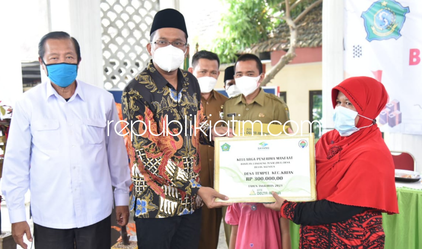 SALURKAN - Bupati Sidoarjo Ahmad Muhdlor (Gus Muhdlor) menyalurkan Bantuan Langsung Tunai (BLT) Dana Desa Tahap 6, 7 dan 8 anggaran 2021 di Desa Tempel, Kecamatan Krian, Sidoarjo, Senin (09/08/2021).