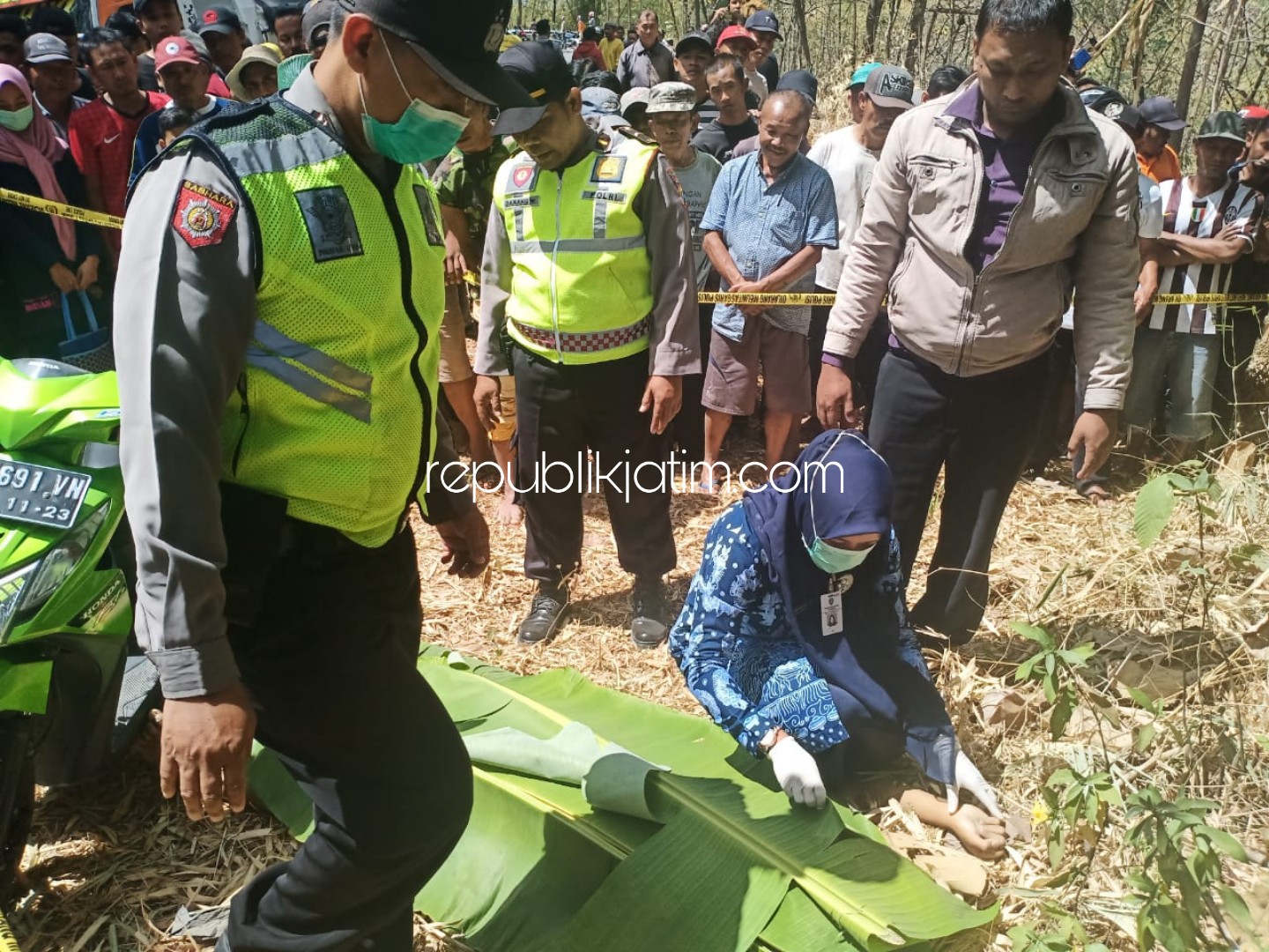 PERIKSA - Tim medis dan Inafis Polres Ponorogo memeriksa jenazah ADT (16) pelajar salah satu SMK warga asal Desa Wates, Kecamatan Jenangan untuk dievakuasi ke RSUD dr Hardjono Ponorogo, Kamis (08/08/2019).