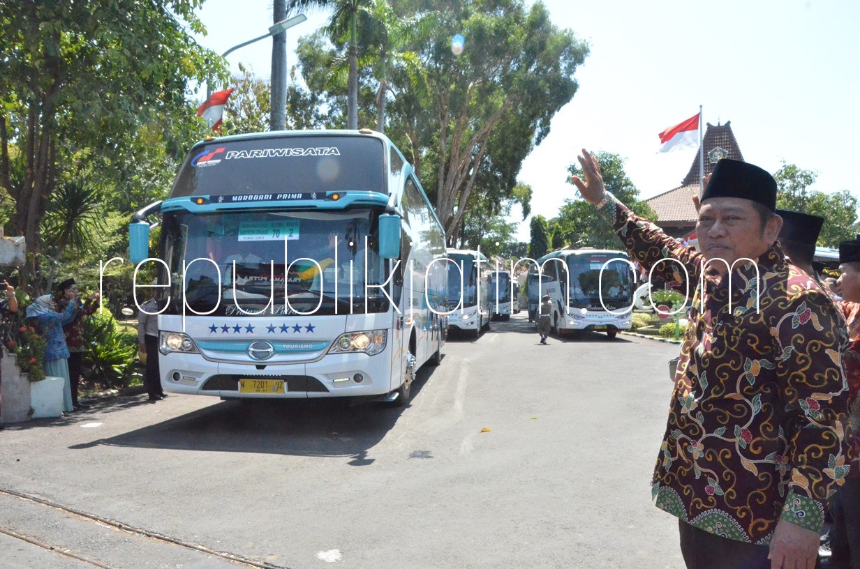 BERANGKAT - Bupati Sidoarjo, Saiful Ilah memberangkatkan kloter 70 yang terdiri 447 CJH asal Sidoarjo, Kamis (09/08/2018).