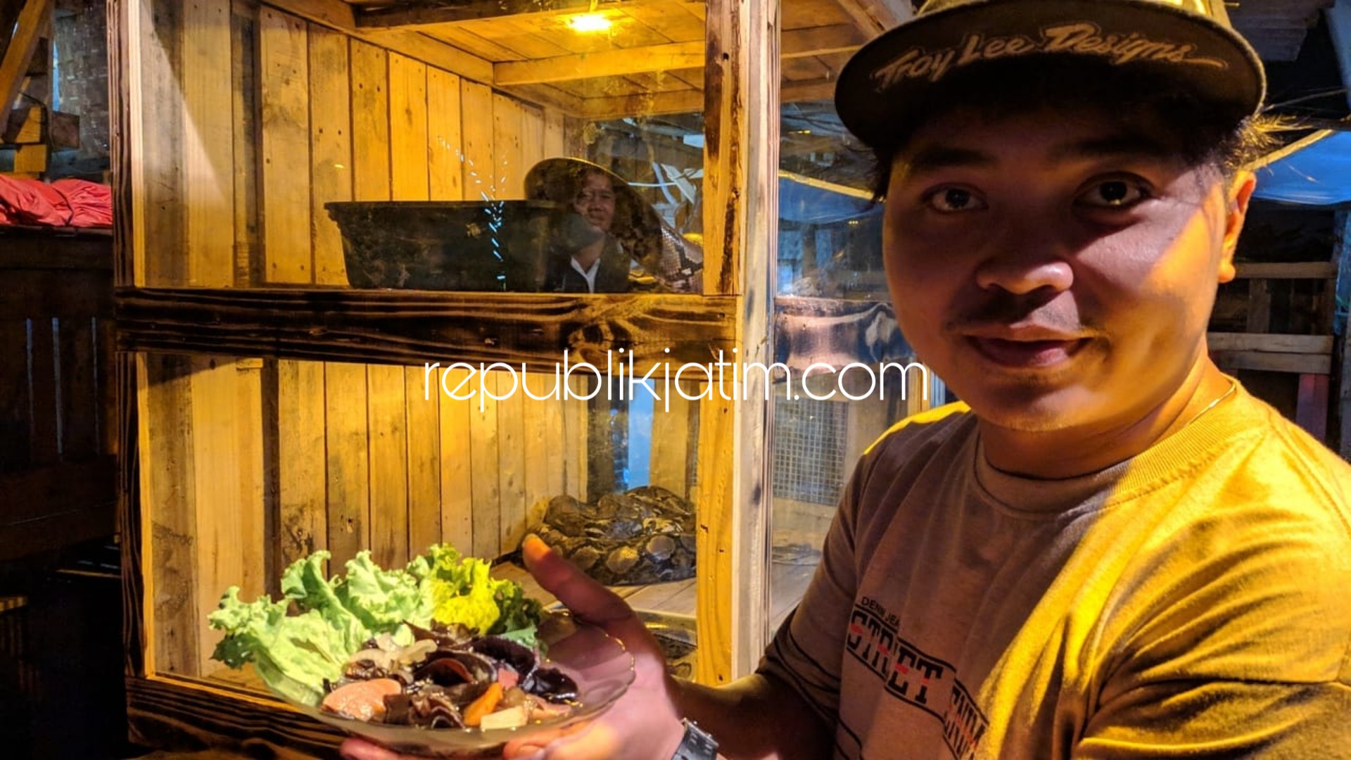KAFE REPTIL - Para pelanggan menikmati berbagai menu yang disediakan Kafe Reptile ditemani hewan melata dan minuman wedang sampah dan nasi meong, Sabtu (08/08/2020) malam.