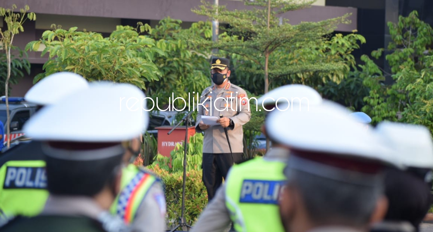 SIAGA - Sebanyak 325 personel Polresta Sidoarjo diterjunkan untuk pengamanan 1 Muharram 1443 Hijriyah (1 Suro) 2021 saat apel di halaman Polresta Sidoarjo, Senin (09/08/2021) sore.