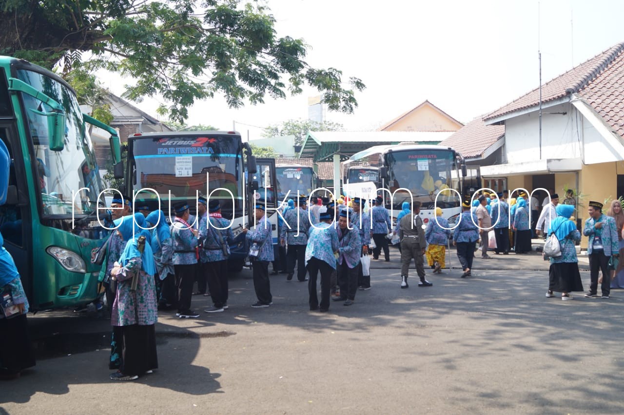KLOTER BESAR - Kloter besar 71, 72, dan 73 diberangkatkan dari Pendopo Delta Wibawa Sidoarjo dengan jumlah CJH mencapai 885 orang, Jumat (10/08/2018).