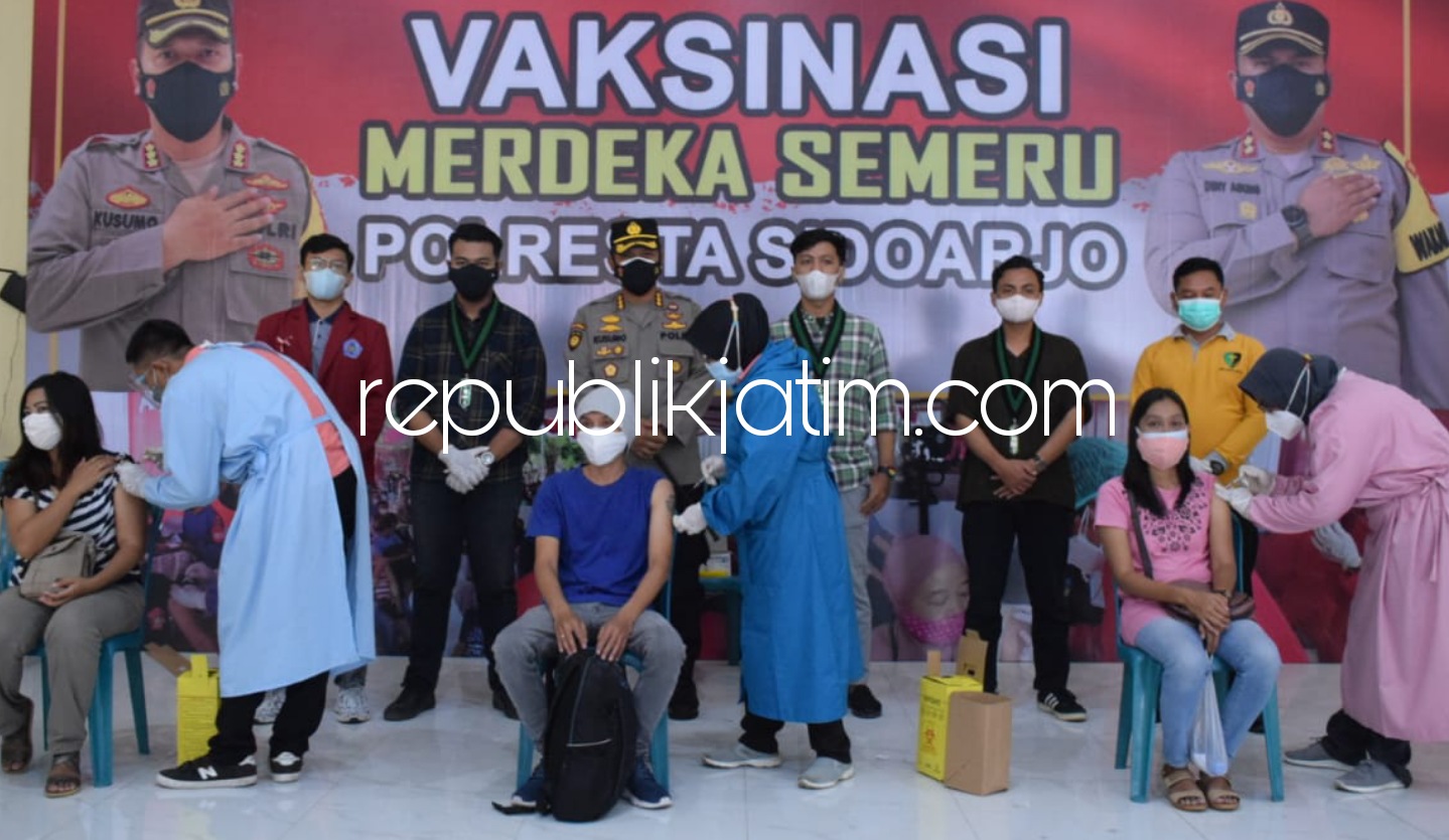 VAKSIN - Kapolresta Sidoarjo, Kombes Pol Kusumo Wahyu Bintoro mengecek vaksinasi Covid-19 untuk dosis kedua bagi masyarakat melalui Vaksinasi Merdeka Semeru di Gedung Serbaguna Polresta Sidoarjo, Selasa (10/08/2021).