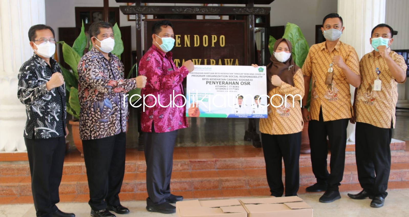 BANTUAN - Kepala BPJS Kesehatan Cabang Sidoarjo, Yessy Novita menyerahkan bantuan vitamin diterima Asisten Administrasi Pemerintahan Dan Kesejahteraan Rakyat Sekretariat Sidoarjo Mohammad Ainur Rahman di Pendopo Delta Wibawa, Selasa (10/08/2021).