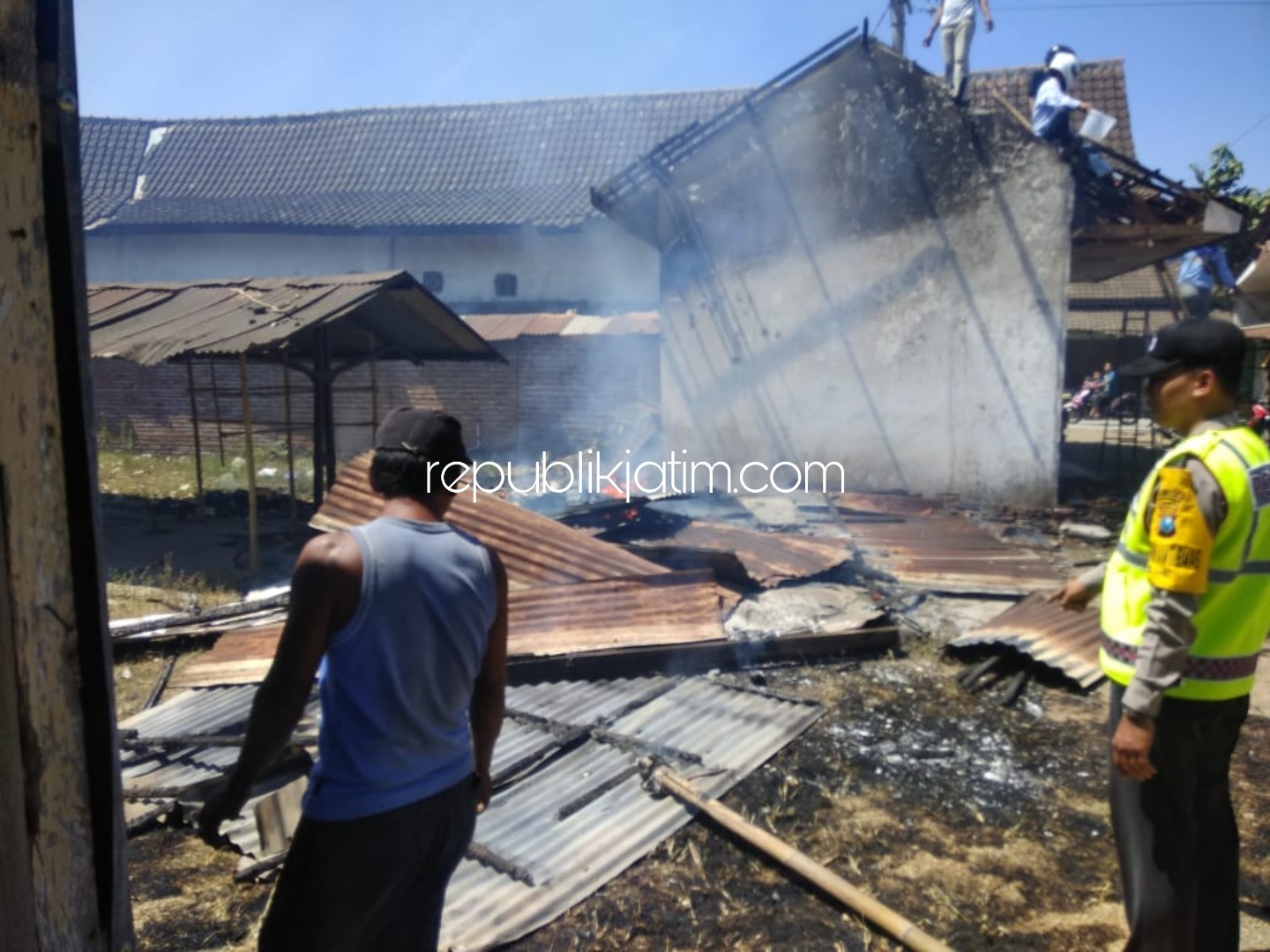 TERBAKAR - Warung milik Nina (35 ) warga Dusun Brajan, Desa Prayungan Kecamatan Sawoo, di Dusun Tamansari, Desa/Kecamatan Sambit, Ponorogo ludes terbakar gara-gara sampah, Sabtu (10/08/2019).