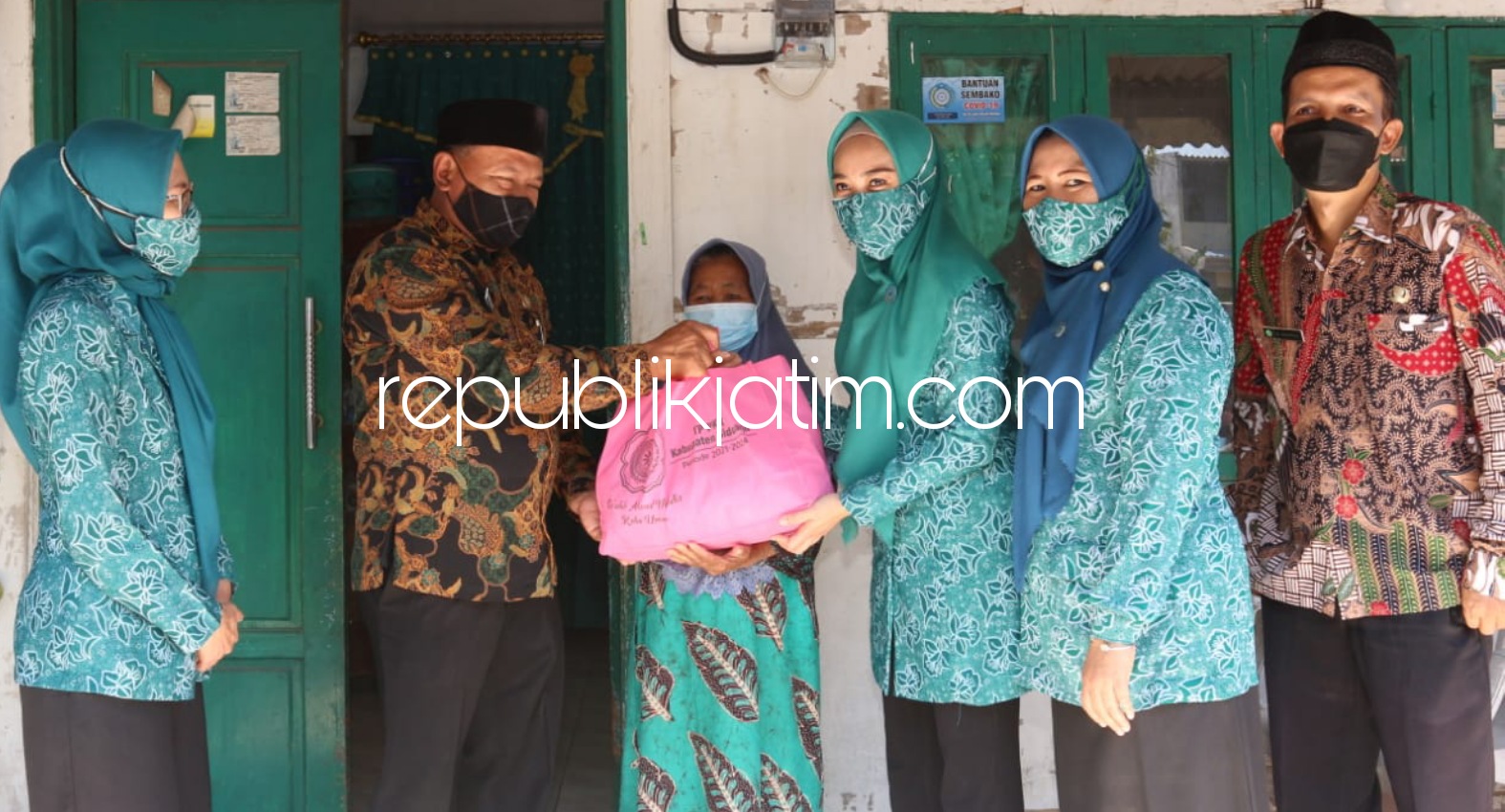 SALURKAN - Istri Bupati Sidoarjo, Ny Sa'adah Ahmad Muhdlor Ali menyerahkan bantuan paket sembako ke warga tiga desa di Kecamatan Buduran, Sidoarjo secara bertahap, Selasa (10/08/2021).