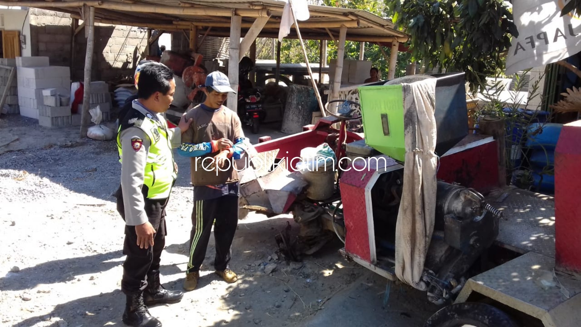 INTEROGASI - Petugas Lantas Polsek Pulung menginterogasi, Budianto sopir huller (penggiling padi keliling) usai ditabrak Toyota Innova di JL Raya Pulung - Ponorogo, Sabtu (10/08/2019).