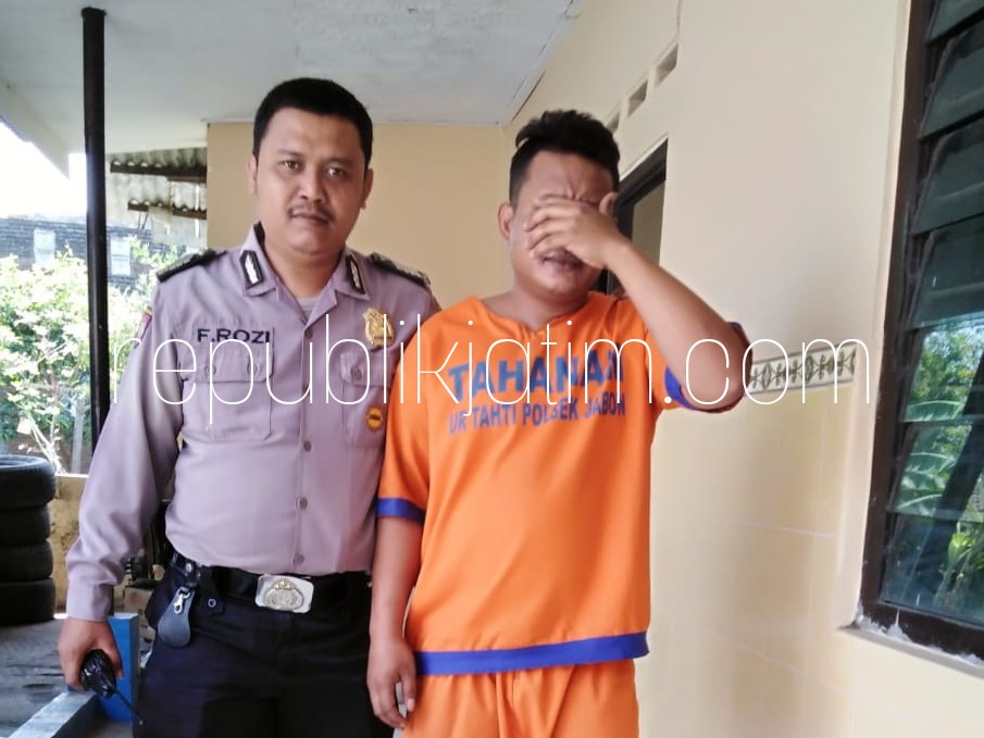 DITAHAN - Tersangka, Purwo (30) warga Dusun Bangunrejo, Desa Tambakkalisogo, Kecamatan Jabon, Sidoarjo tampak tertunduk lesu saat digelandang petugas Polsek Jabon, Kamis (09/08/2018).