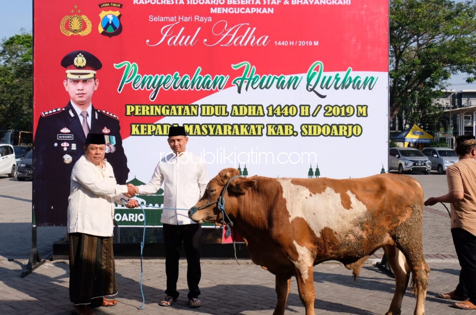 SALURKAN - Kapolresta Sidoarjo, Kombes Pol Zain Dwi Nugroho menyalurkan 17 ekor sapi dan 68 ekor kambing kurban untuk warga Sidoarjo di halaman Polresta Sidoarjo, Minggu (11/08/2019).