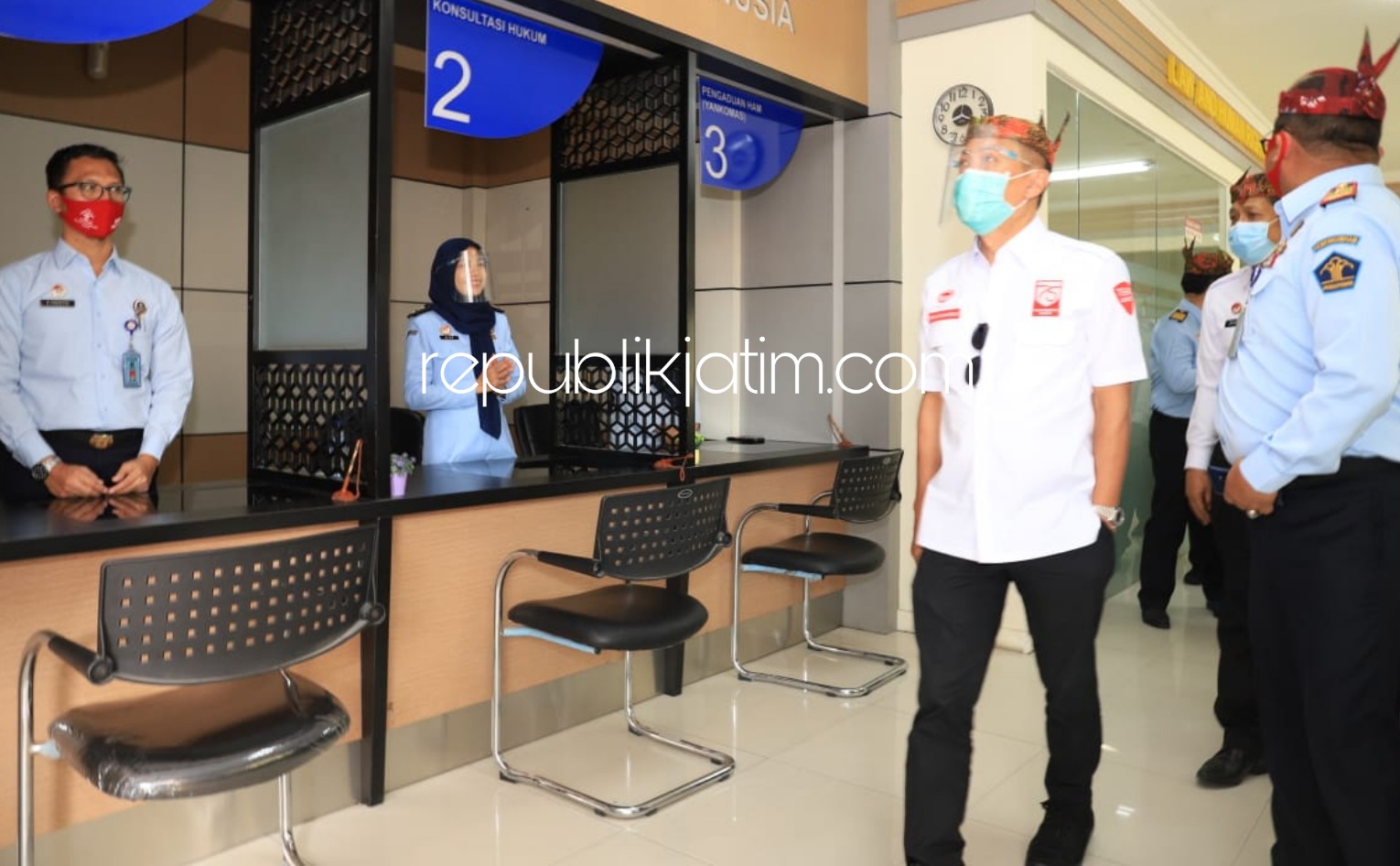RESMIKAN - Sekjen Kemenkumham RI, Bambang Rantam Sariwanto meresmikan hasil dari upaya revitalisasi pelayanan hukum dan HAM yakni Law and Human Right Centre, Selasa (11/08/2020).