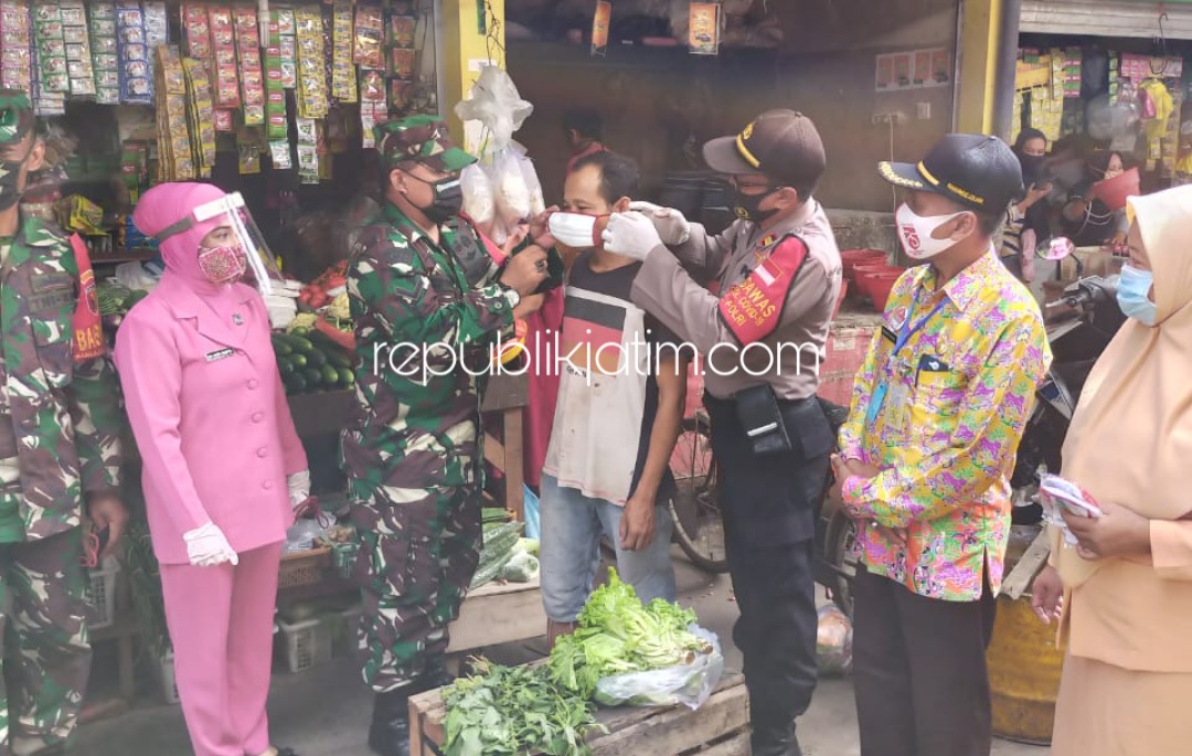 BAGI MASKER - Forkopimka bersama pengurus Bhayangkari, Persit, PKK dan komunitas membagikan masker di Pasar Sepanjang, Kecamatan Taman, Sidoarkjo ke pengunjung dan pedagang, Selasa (11/08/2020).