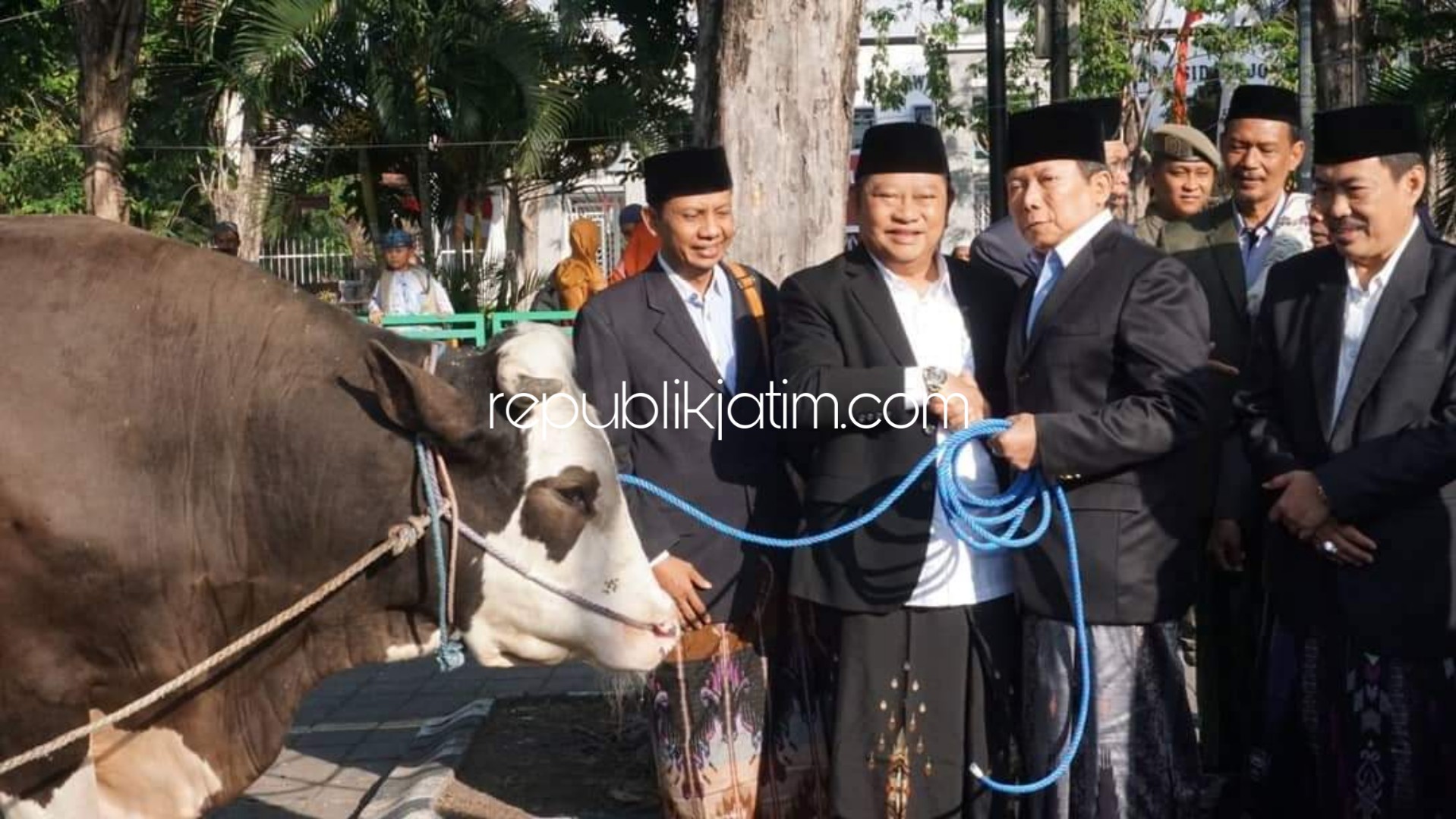 KURBAN - Bupati Sidoarjo, Saiful Ilah menyerahkan sapi kurban seberat 1 ton kepada Ketua Takmir Masjid Agung, Nadhim Amir dan Wabup, Nur Ahmad Syaifuddin menyerahkan sapi kurban seberat 936 kilogram ke perwakilan Kemenag Sidoarjo, Minggu (11/08/2019).