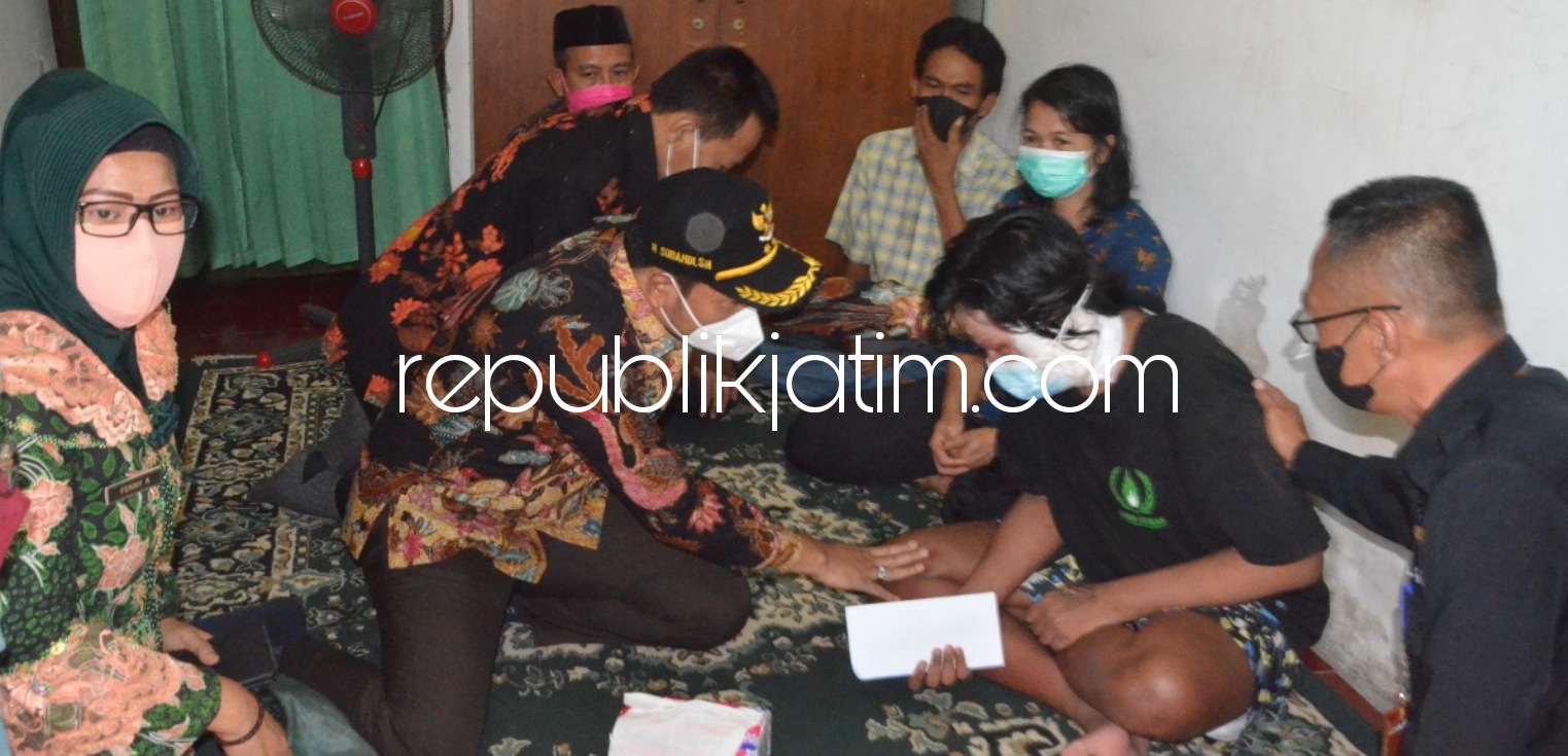 SAMBANGI - Wakil Bupati (Wabup) Sidoarjo, Subandi menyambangi korban penyiraman air keras, Ferdinan Adi P (17) warga Gang Bina, JL Simowau, Sepanjang, Kecamatan Taman, Sidoarjo masih belum sembuh setelah menjalani 5 kali operasi, Kamis (12/08/2021).