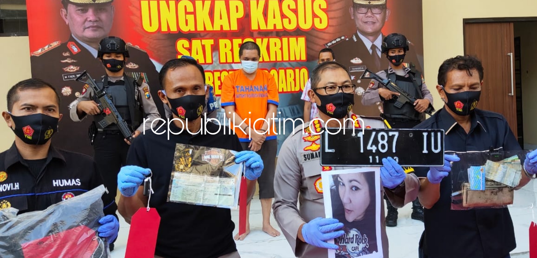 CEMBURU - Tersangka Bayu I (32) warga Karangploso, Malang yang diduga membunuh kekasihnya sendiri, Irene Siska Windyastuti (43) saat dipamerkan Kapolresta Sidoarjo, Kompol Sumardji bersama sejumlah barang buktinya, Rabu (12/08/2020).