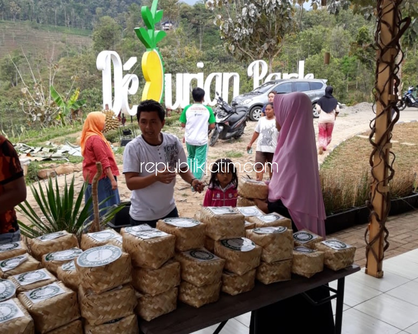 BESEK - DeDurian Park Jombang membagikan daging kurban tidak menggunakan plastik tapi menggunakan besek (bambu dan daun) direspon positif masyarakat luas, Senin (12/08/2019).