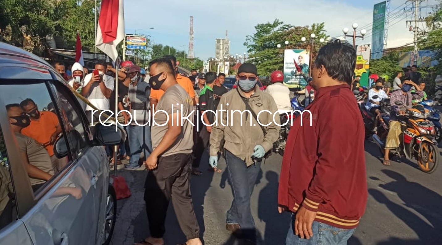 TEWAS MENDADAK - Petugas dan warga mengevakuasi jenazah Mukhamad Kolik (65) yang tewas mendadak di dalam mobilnya di parkir JL Pasar Wisata, Desa Kedensari, Kecamatan Tanggulangin, Sidoarjo, Rabu (12/08/2020) sore.