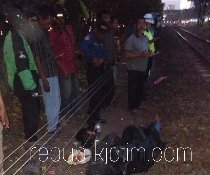 TERTABRAK - Perempuan yang diperkirakan berusia 20 tahun tewas mengenaskan usai tertabrak KA Rangga Jati di rel KA Desa Kedungrejo, Kecamatan Waru, Sidoarjo, Minggu (12/08/2018) petang.