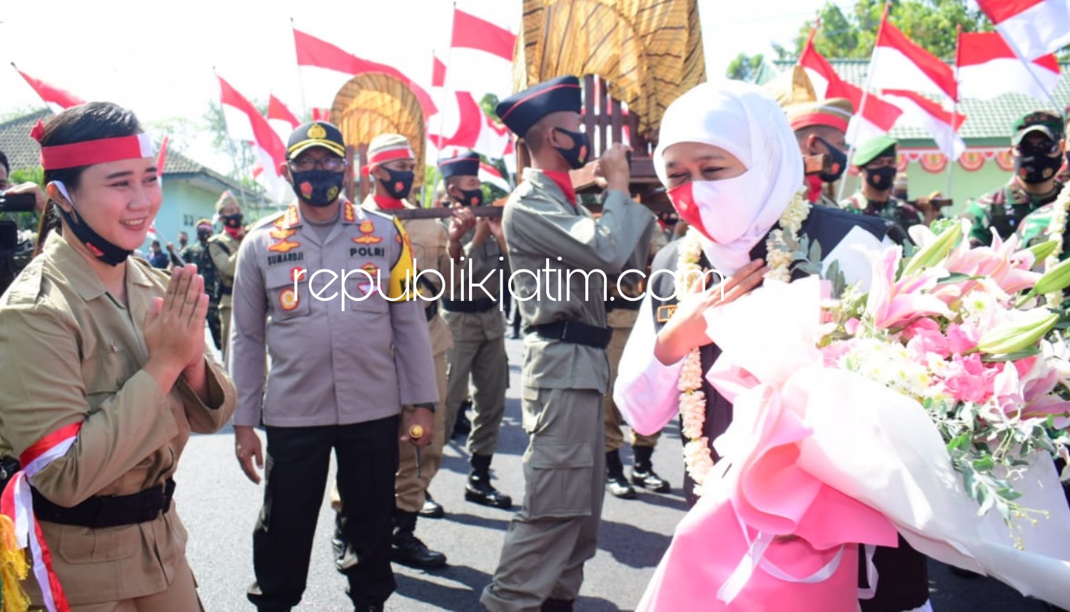 KOORDINASI - Gubernur Jatim, Khofifah Indar Parawansa menggelar koordinasi virtual di Mako Arhanud 8, Gedangan, Sidoarjo bersama Forkopimda Jatim dan Forkopimda Kabupaten/Kota se-Jatim, Kamis (13/08/2020).
