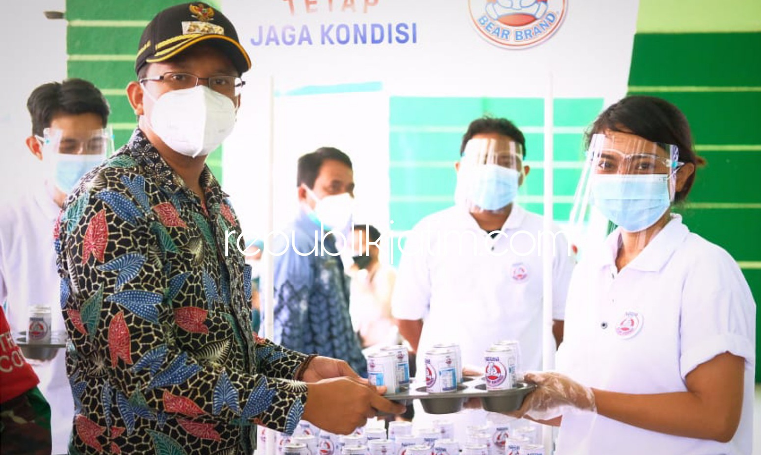 BANTUAN - Bupati Sidoarjo, Ahmad Muhdlor Ali (Gus Muhdlor) menerima bantuan Japfa Peduli 1.200 paket berisi daging dan telur untuk tenaga kesehatan yang diserahkan Plan Manager PT Ciomas Adisatwa Sidoarjo, Rudy Alfianto, Jumat (13/08/2021).