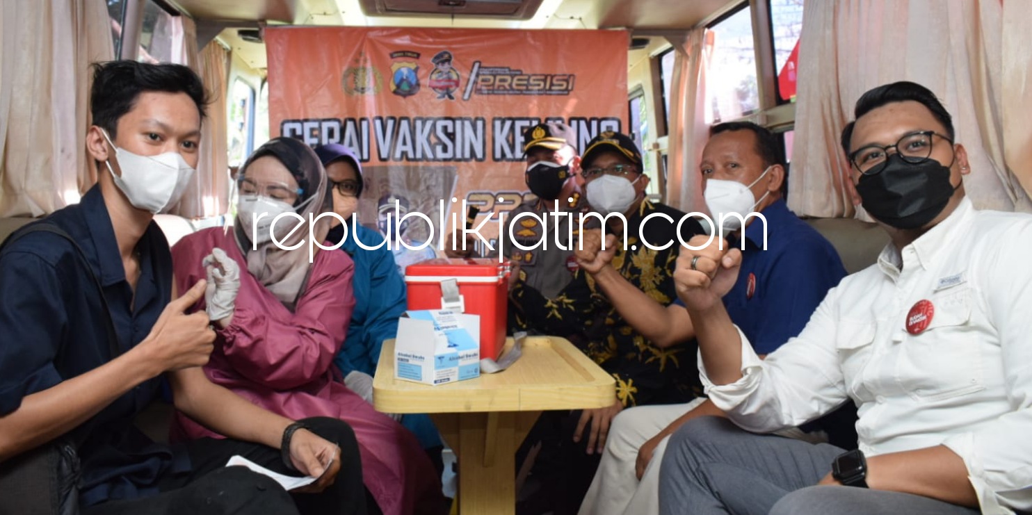 VAKSIN - Bupati Sidoarjo, Ahmad Muhdlor Ali (Gus Muhdlor) dan Kapolresta Sidoarjo, Kombes Pol Kusumo Wahyu Bintoro meresmikan Bus Gerai Vaksin Mobile Polresta Sidoarjo di pusat UMKM dan Kuliner di Kavling DPR Sidoarjo, Jumat (13/08/2021).
