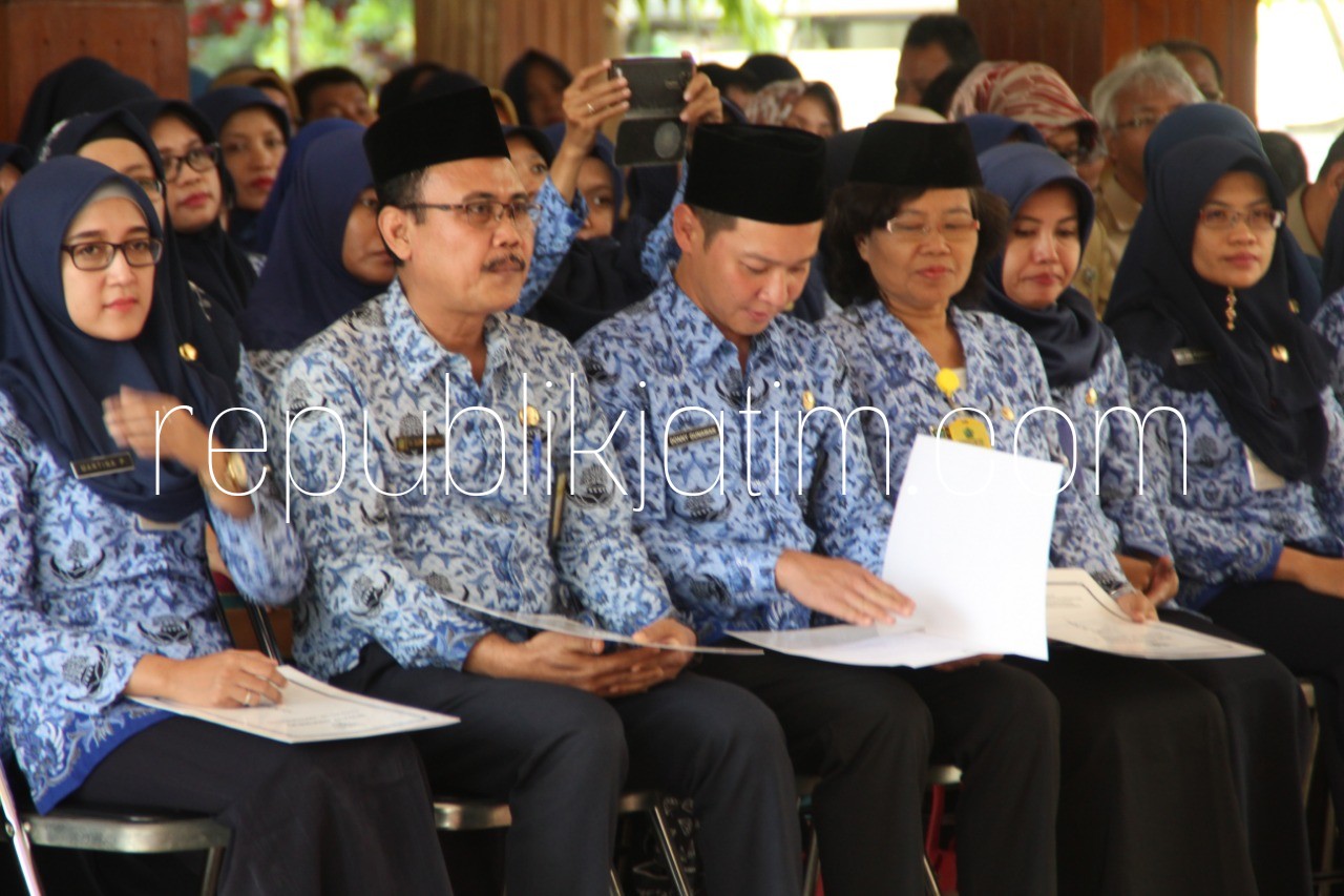 MELANTIK - Bupati Sidoarjo, Saiful Ilah melantik 322 pejabat fungsional di Pendopo Delta Wibawa Sidoarjo, Senin (13/08/2018).