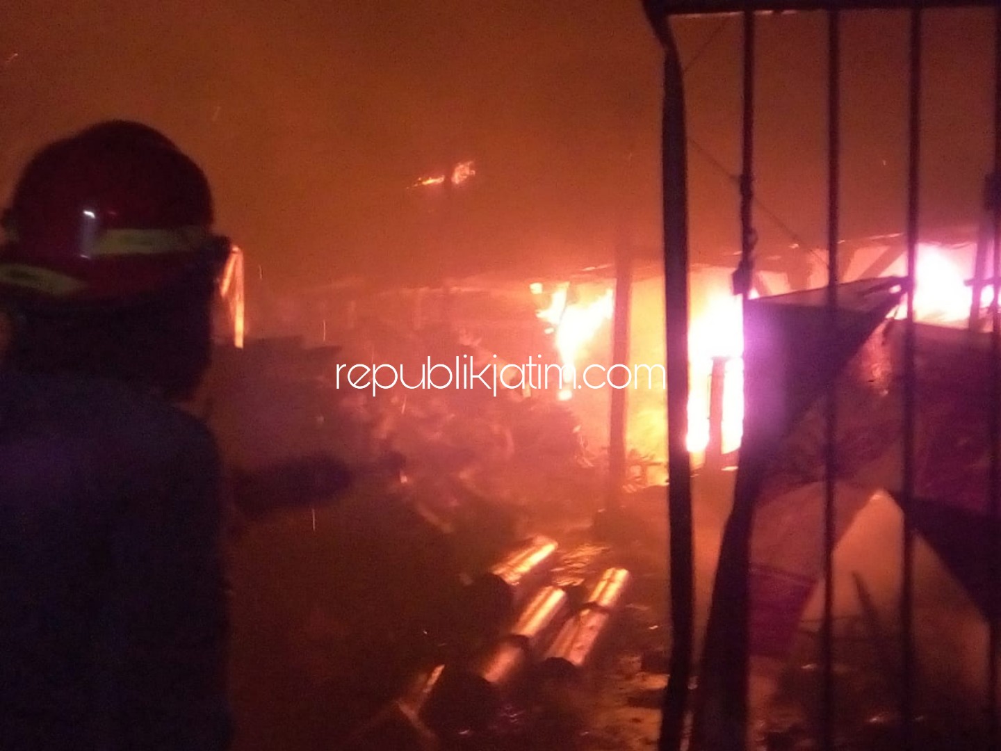 TERBAKAR - Sebuah gudang rongsokan (barang bekas) di Desa Kludan, Kecamatan Tanggulangin, Sidoarjo ludes terbakar meski didatangkan 7 PMK untuk memadamkan api, Senin (12/08/2019) malam.