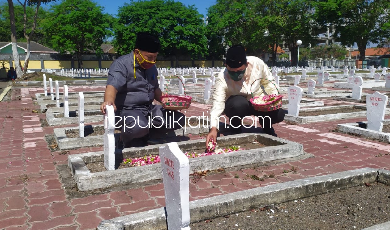 TABUR BUNGA - Bacabup Bambang Haryo Soekartono (BHS) ditemani Ketua DPD Golkar Sidoarjo, Warih Andono bersama tim dan anak yatim piatu berdoa dan tabur bunga di TMP Kusuma Bangsa, Sidoarjo, Kamis (13/08/2020) sore.